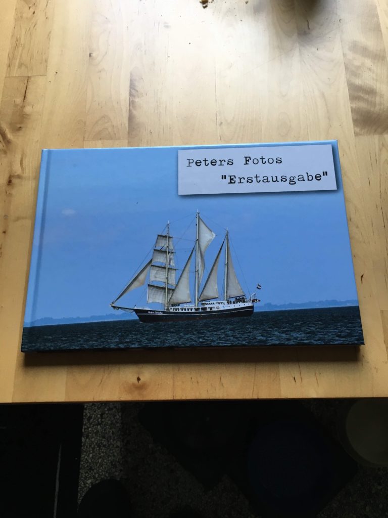 Fotobuch Vorderseite, ein Segelschiff und blauen Himmel